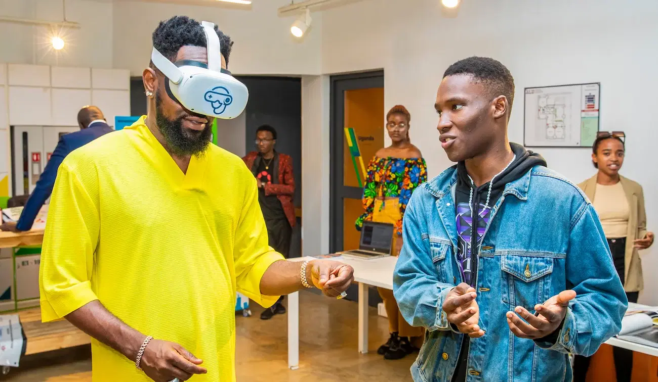 Pato putting on a VR headset